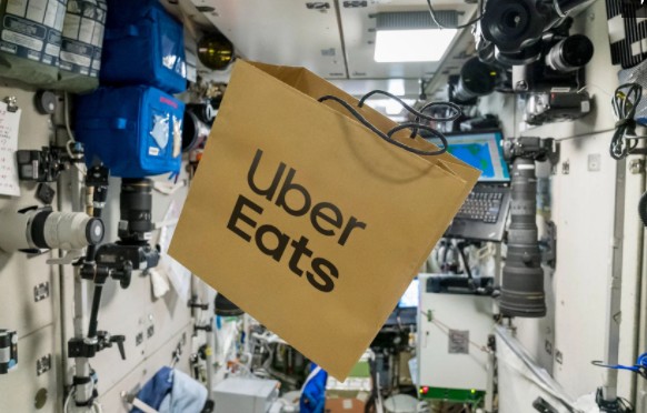 Uber Eats a effectué la première livraison de nourriture dans l'espace ce week-end